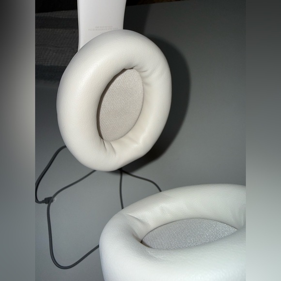 NWOT Beats Studio Pro Bluetooth Wireless Headphones – Sandstone - Picture 5 of 7